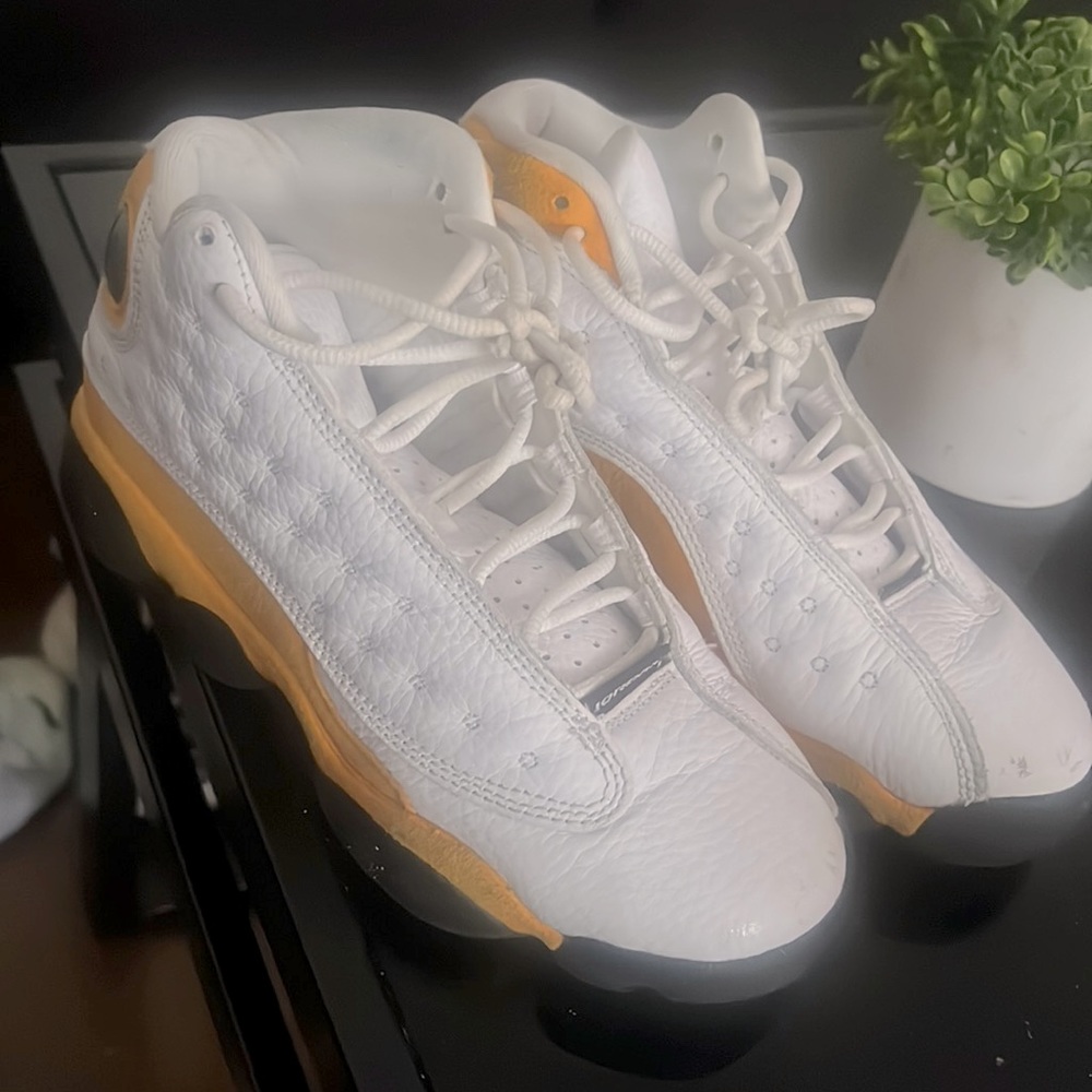 White and yellow jordans / nice condition small scratch on the front